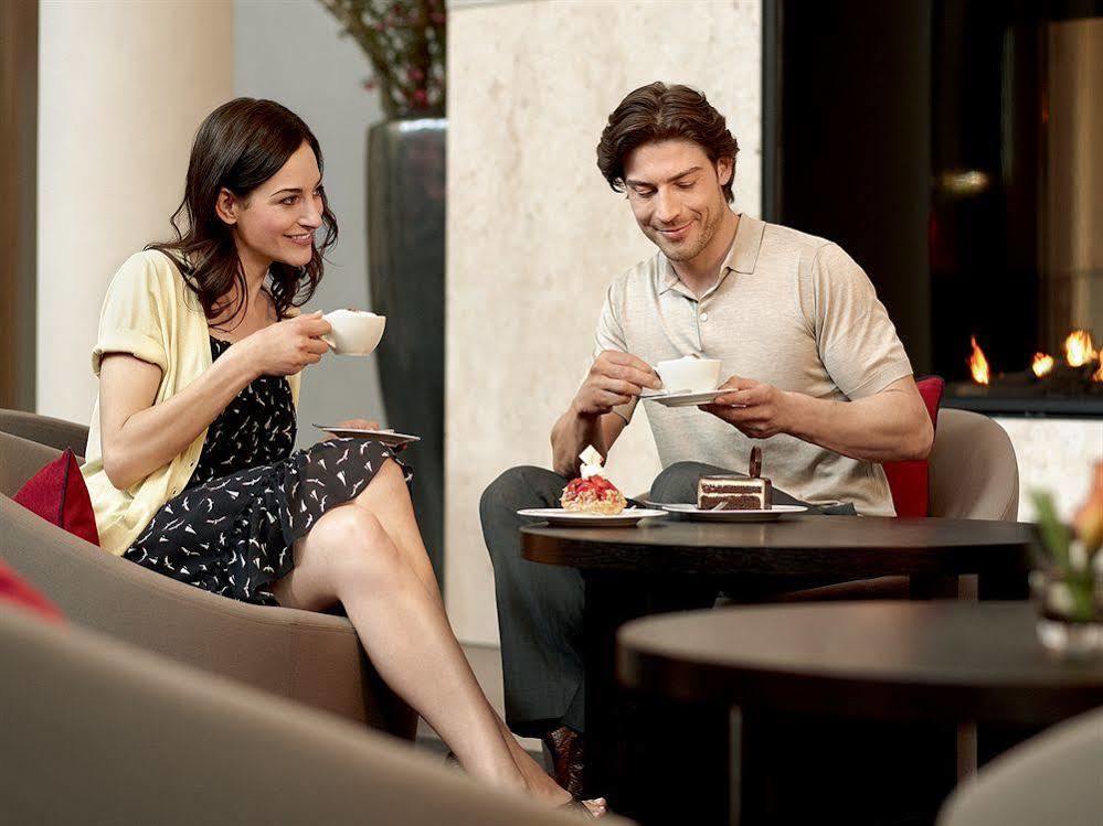 ホテル A-Rosa Sylt リスト エクステリア 写真 A couple drinking coffee