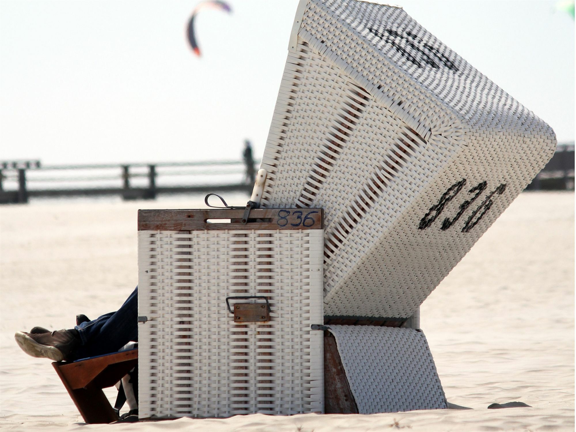 ホテル A-Rosa Sylt リスト エクステリア 写真 A windsurfer in the wind shelter