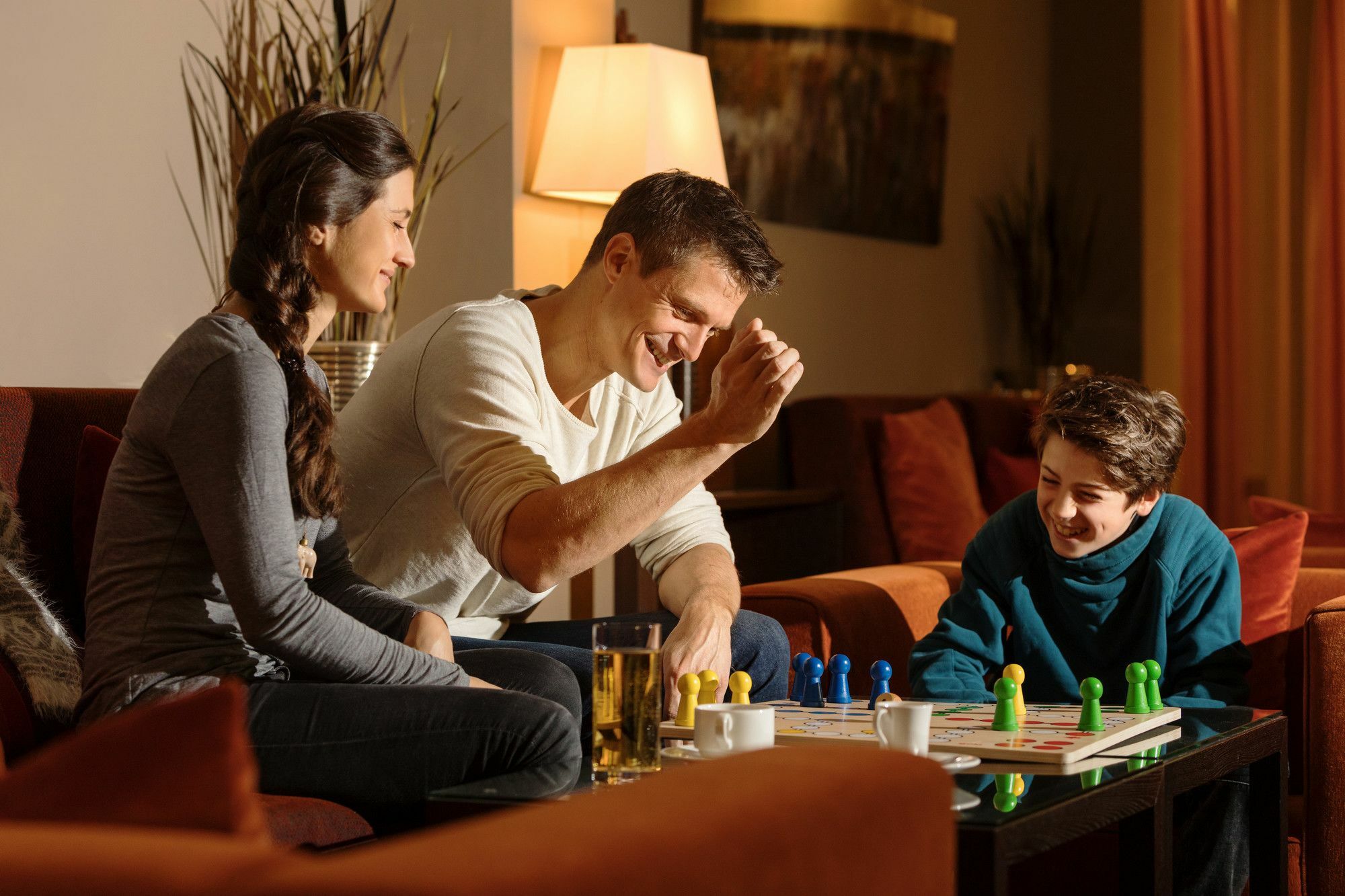ホテル A-Rosa Sylt リスト エクステリア 写真 Family playing a board game